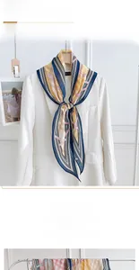 Gros plan d'un foulard losange à motifs géométriques sur un blazer blanc élégant