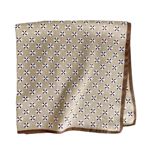 Eleganter khakifarbener Schal mit braunem geometrischem Blumenmuster und Seidenfinish