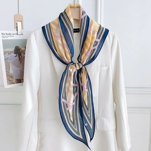 Foulard en soie à imprimé géométrique coloré noué sur un blazer blanc pour le printemps