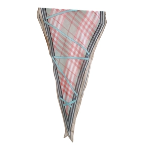 Foulard élégant à carreaux rose, blanc, gris avec motif de ruban bleu chic