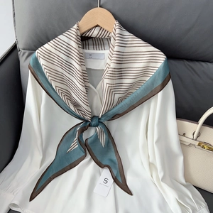 Zijden sjaal in Japanse stijl met blauwe en bruine geometrische strepen op shirt