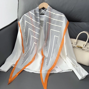 Dames Satijnen Ruitvormige Sjaal Geometrisch Gestreepte Halsdoek Ademend Lichtgewicht Mode Foulard Voor Kantoor Dagelijks