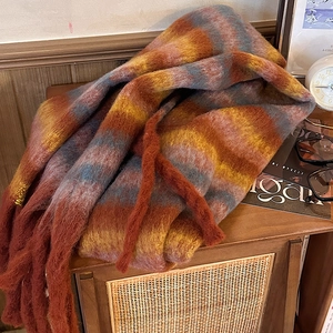 Détail d'une écharpe en maille rayée multicolore avec texture mohair et longues franges