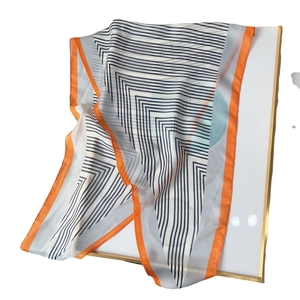 Elegante lichte zijden sjaal met zwart-witte strepen en een oranje randje