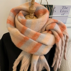 Écharpe d'hiver épaisse à rayures orange et bleues avec de longues franges