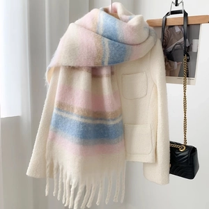 Écharpe d'hiver épaisse à rayures avec franges pastel sur manteau blanc