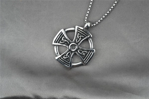Vue détaillée du pendentif nœud celtique argenté sur une chaîne à mailles carrées