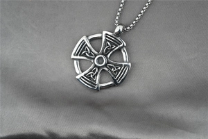 Vue détaillée d'un pendentif croix celtique en argent avec des motifs de nœuds complexes