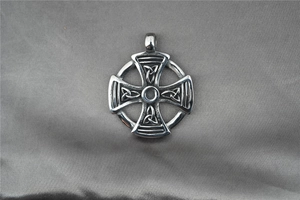 Gros plan du pendentif croix celtique argentée avec détails de nœuds Triquetra