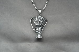 Détail macro du pendentif de l'opéra chinois avec finition argentée rétro sur chaîne box