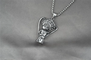 Détail du pendentif vintage en argent avec poupée de l'Opéra de Pékin et chaîne