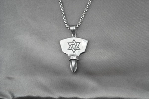 Détail du pendentif bouclier étoile de David avec embout de tournevis sur chaîne