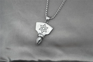 Gros plan détaillé du pendentif bouclier hexagramme vintage avec embout de tournevis