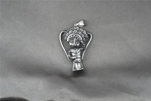 Relief détaillé d'un pendentif d'opéra de Pékin vintage avec texture argent antique