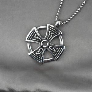 Pendentif croix nœud celtique vintage en acier titane sur tissu de soie grise