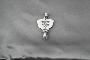 Vue détaillée du pendentif bouclier étoile à six branches avec pointe de tournevis