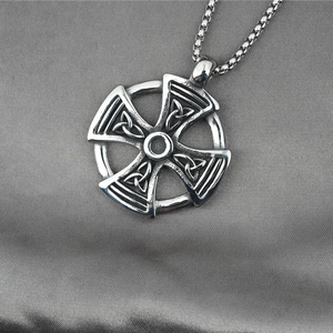 Pendentif croix celtique vintage avec détails de nœuds trinité sur chaîne en acier