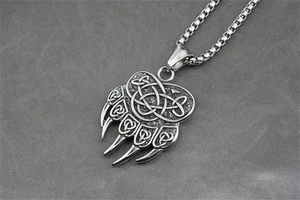 Détail du pendentif griffe d'ours en acier inoxydable avec motif nœud celtique