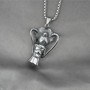 Pendentif Sun Wukong vintage en argent mat sur une chaîne maille vénitienne