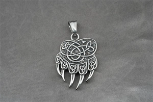 Détail d'un pendentif griffe d'ours en acier avec motifs de nœuds celtiques gravés