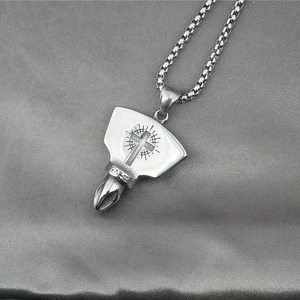Collier vintage en acier argenté avec pendentif bouclier croix sur soie sombre