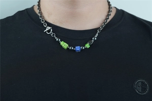 Vue détaillée du collier ethnique avec perles de marbre vert et fermoir OT en métal