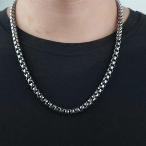 Herren Edelstahl Box-Halskette in Silber, getragen am Hals für einen trendigen Look