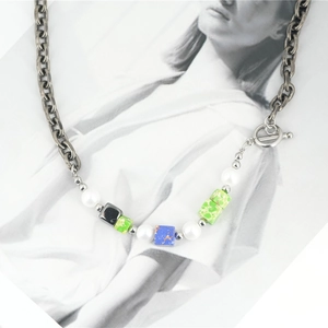 Collier ethnique avec perles et breloques en pierre verte sur chaîne en acier vintage