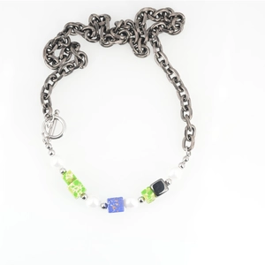 Collier chaîne argentée vintage avec perles de marbre colorées et fermoir à bascule