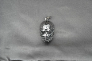 Gros plan du pendentif crâne masqué gothique avec une finition en acier inoxydable