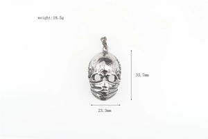 Détail du pendentif crâne gothique montrant une hauteur de 33,7 mm et un poids de 18,5 g