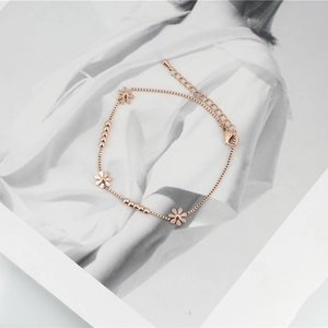 Elegant rose gold daisy flower chain bracelet for women featuring adjustable link design