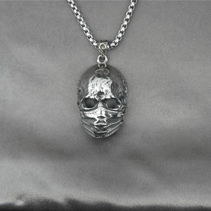 Collier Pendentif Tête de Mort Masquée Punk Gothique Vintage en Acier Titane Bijoux Crâne Masque pour Hommes Femmes Argent Antique Accessoire Hip Hop Streetwear