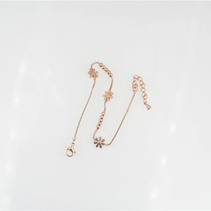 Minimalist rose gold daisy flower anklet with adjustable chain and lobster clasp for women