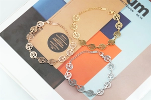Détail des pendentifs arbre de vie sur des bracelets en acier rose doré, doré et argenté