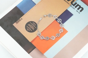 Détail du bracelet arbre de vie en argent avec charms ajourés et fermoir ajustable