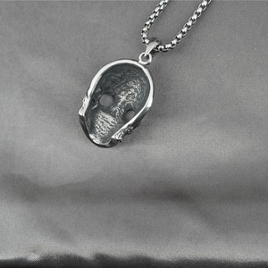 Pendentif crâne gothique punk en acier argenté vintage avec chaîne à boules