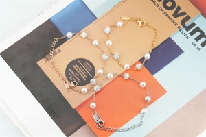 Bracelets en perles tricolores avec boules de cristal sur fond de magazine de mode