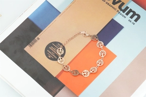 Détail d'un bracelet arbre de vie en or rose avec chaîne réglable et fermoir mousqueton