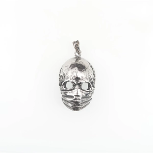 Collier avec pendentif crâne gothique punk et détail de masque en argent vintage