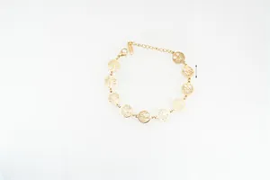Vue macro du bracelet Arbre de Vie en or avec fermoir mousqueton et chaîne d'extension