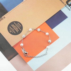Bracelet élégant en acier inoxydable avec perles blanches et billes en cristal pavé