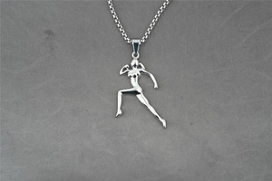 Dettaglio di un ciondolo fitness in argento che mostra una donna muscolosa su catena box