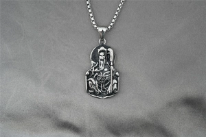 Dettaglio del ciondolo Guan Yu inciso in acciaio inossidabile su catena a scatola