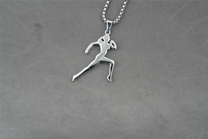 Dettaglio della collana in acciaio inossidabile argento con ciondolo di corridore dinamico