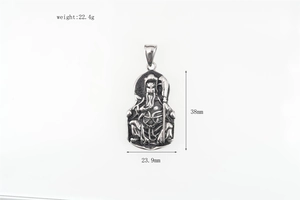Dettaglio del ciondolo Guan Yu con dimensioni 38mm per 23,9mm in acciaio al titanio