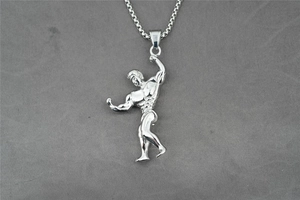 Vista dettagliata del ciondolo da bodybuilder in acciaio inossidabile argento lucido