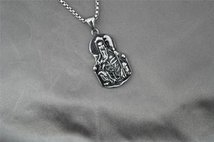 Dettaglio del ciondolo Guan Yu su collana hip hop in acciaio al titanio argento vintage