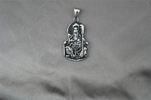 Vista dettagliata del ciondolo Guan Yu in acciaio inossidabile argento vintage per collana