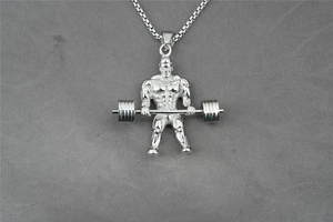 Dettaglio del ciondolo fitness argento che mostra un bodybuilder che solleva un bilanciere